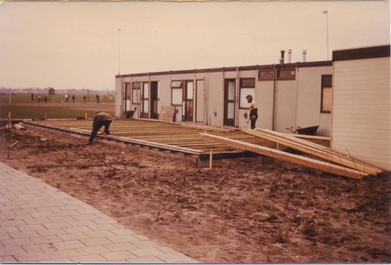 sloop oud onderkomen en herbouw het noodgebouw 12-3-81
